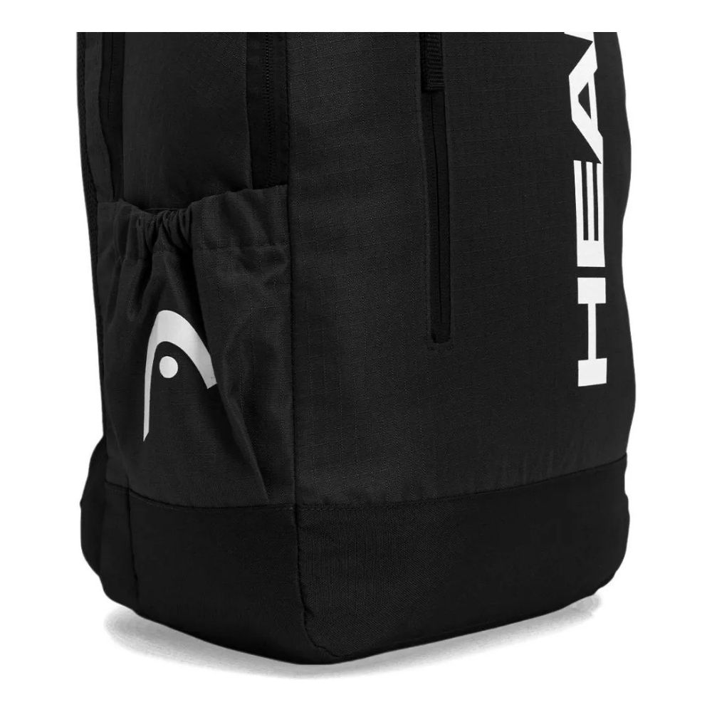 Morral de tenis Head base color negro de 17 litros imagen parte inferior a detalle y bolsillo de hidratación