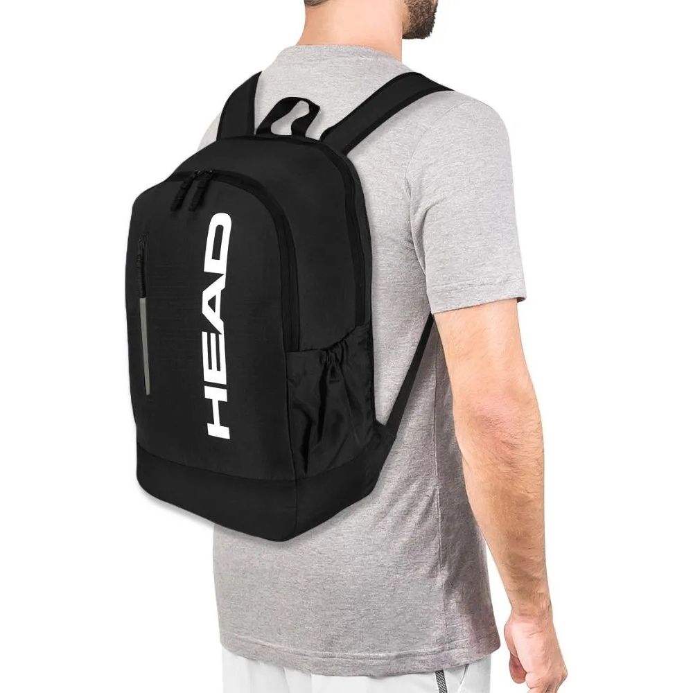 Morral de tenis Head base con capacidad de 17 litros color negro imagen en uso