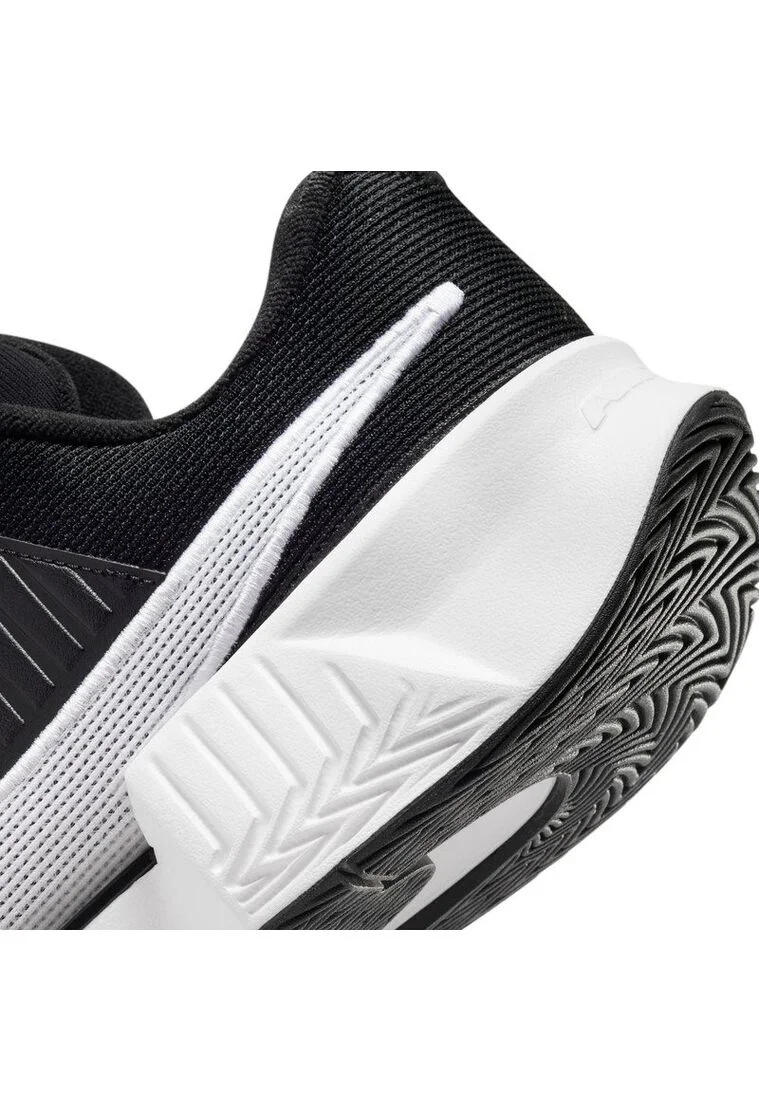 Tenis Nike M Zoom GP Challenge Pro Hc color negro con detalles en blanco y logo blanco, imagen de la parte trasera.