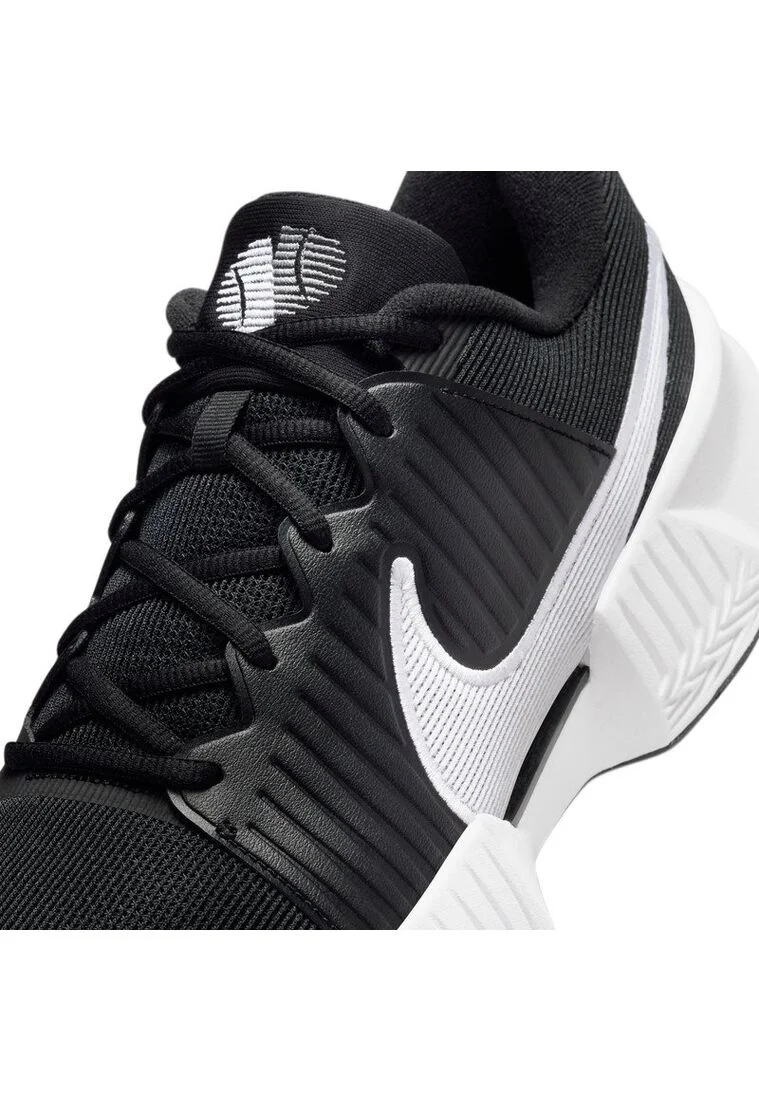Tenis Nike M Zoom GP Challenge Pro Hc color negro con detalles en blanco y logo blanco, imagen cercana de los cordones