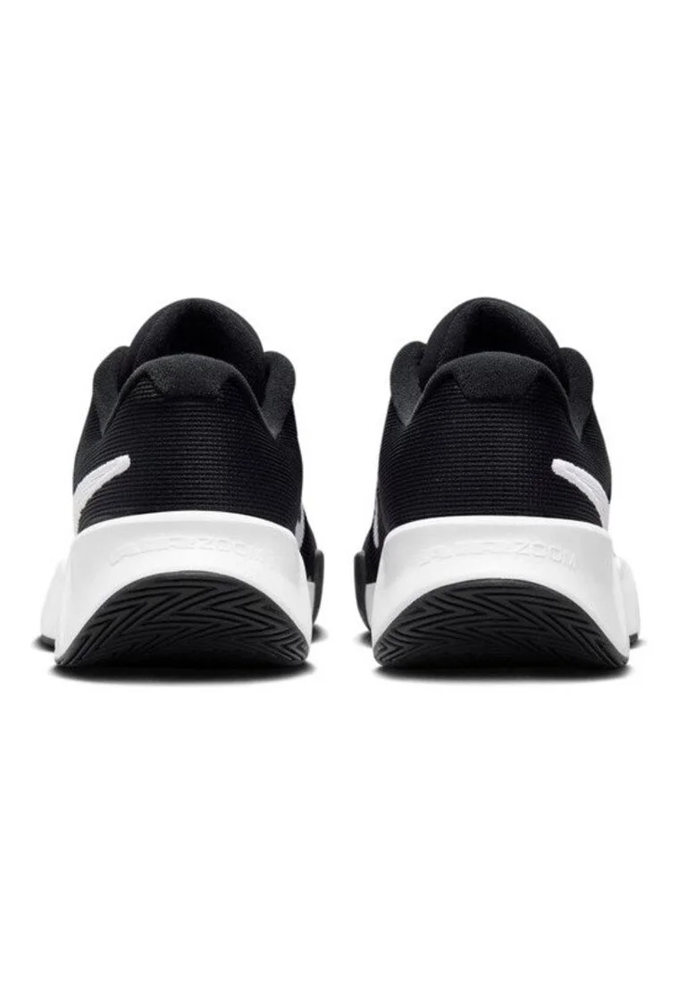 Tenis Nike M Zoom GP Challenge Pro Hc color negro con detalles en blanco y logo blanco, imagen de la parte trasera del par de tenis