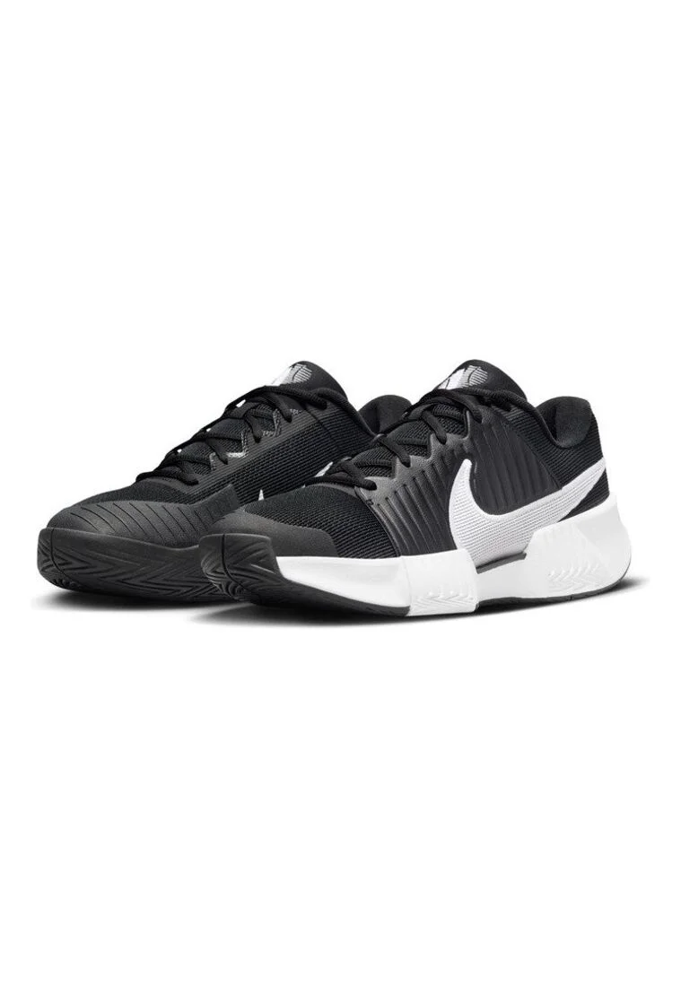 Tenis Nike M Zoom GP Challenge Pro Hc color negro con detalles en blanco y logo blanco, imagen del par desde el frente.